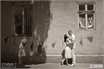 Романтичный поцелуй Андрея и Марины Звягинцевых в Одесском дворике