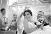 Жених несет счастливую невесту на руках через дождь из конфетти