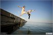 Молодожены прыгают с пирса в море, Одесса, фото видео на свадьбу