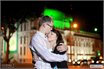 Нежные объятия на фоне ночного города, Одесса, свадебная фотография