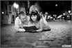 Молодожены читают книгу на брусчатке, Одесса, профессиональный фотограф в Молдове