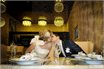 Молодая пара целуется за столом в ресторане, Fortus, свадебный креатив