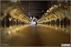 Жених целует невесту за столом с бокалами, Chateau Vartely, свадебная фотография