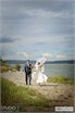 жених и невеста гуляют по берегу озера