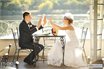 счастливые жених и невеста в кафе у озера