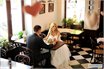 жених и невеста отдыхают в кафе