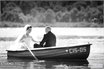 жених и невеста катаются в лодке по озеру