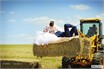 свадьба в поле с сеном