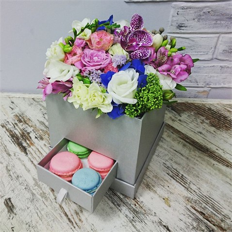 Подарочная коробка, дополненная живыми цветами от "NoRideFlori"