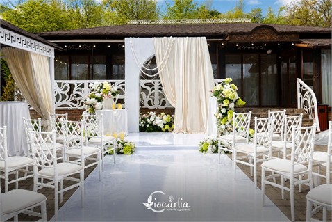 Visați la o nuntă elegantă, într-un decor natural de poveste?