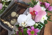 Cutie pentru cadou, aranjata cu flori vii de la 