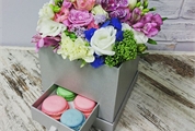 Cutie pentru cadou, aranjata cu flori vii de la 