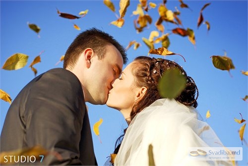 Tineri casatoriti se saruta in frunzele zburatoare