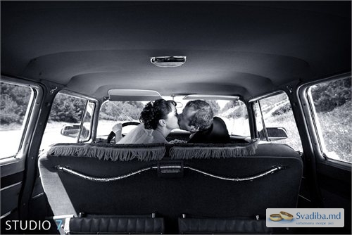 Целующаяся пара в салоне машины