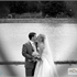 Жених и невеста целуются на фоне озера