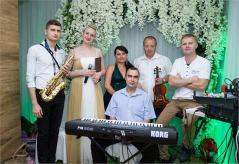 Moderatoarea Maria Trifon și Ansamblul "Mi Minor" — program special