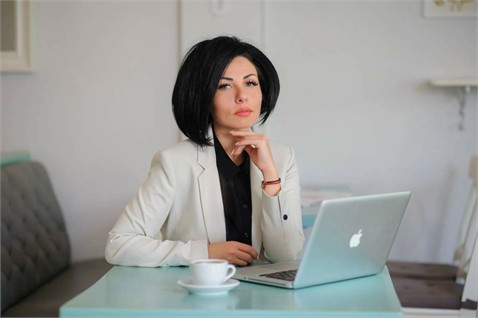 Ce face moderatorul în cea mai mare parte a timpului de lucru?