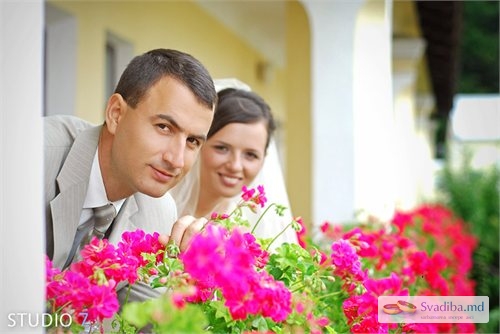 Жених и невеста на террасе в цветах